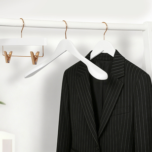 Cintres <span class=keywords><strong>en</strong></span> <span class=keywords><strong>bois</strong></span> blanc <span class=keywords><strong>de</strong></span> luxe pour costumes, manteaux, pantalons, présentoir pour boutiques et grands magasins - Product Image 2