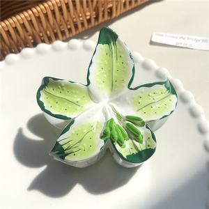 Pinza de Pelo con Flor de Plumeria Hawaiana de Acrílico y Plástico, Accesorio para el Cabello de Uso Diario para Mujeres - Product Image 5