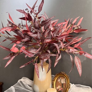 Vente en gros de feuillage artificiel d'eucalyptus hollandais à 4 branches en soie esthétique pour vitrine - Product Image 1