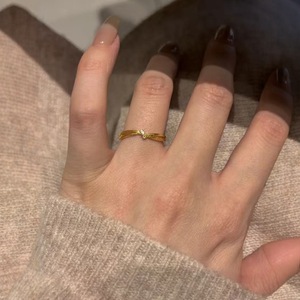 Este anillo de nudo pequeño que está de moda en Xiaohongshu es un anillo de hoja de circonita ajustable de estilo vintage dorado para mujer. - Product Image 3