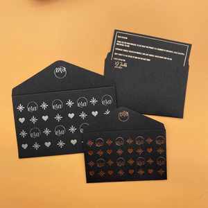 Sobres de Cartón Negro Reciclado Personalizados para Tarjetas de Hotel, con Logotipo en Lámina Dorada, Papel Premium Kraft - Product Image 2