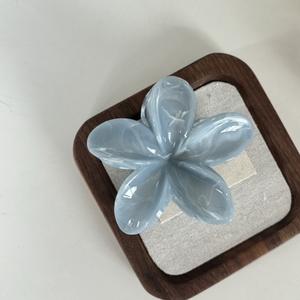 مشابك شعر كبيرة بتصميم زهرة هاواي للنساء، مشابك شعر بلوميريا وردية، مشابك شعر بتصميم رخامي للشاطئ، إكسسوارات صيفية كهدية - Product Image 5