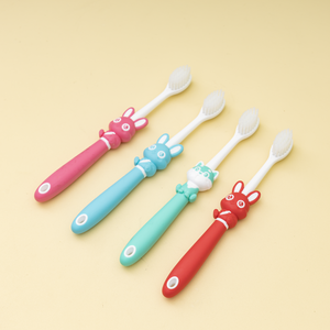 Brosse à dents à poils doux en forme de tête de lapin ou d'ours, avec poignée confortable, pour l'hygiène buccale des enfants à domicile, marque privée - Product Image 2
