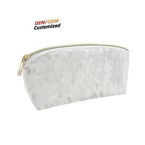 Bolsa de maquillaje de terciopelo acolchado personalizada al por mayor bolsa de viaje para mujer Almacenamiento de cosméticos con cierre de cremallera a rayas para regalo de artículos de tocador - Product Image 4