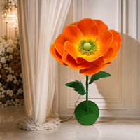 Reuzenpapieren kunstbloemenstandaard met oranje LED-verlichting, klaproosvormig, voor bruiloften, evenementendecoratie en commerciële bloemendisplays.