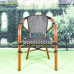 Chaise de bistrot vintage française de nouvelle conception pour terrasse extérieure avec structure en aluminium et rotin tressé - Product Image 5