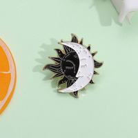 Pin Enamel Matahari dan Bulan sesuai pesanan bros kerah hitam putih lencana Punk hadiah perhiasan untuk teman