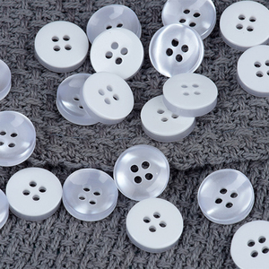 Phong cách thời trang 4 lỗ Polyester nút nhựa ngọc trai áo sơ mi trắng rộng cạnh cổ áo nhựa nút phẳng - Product Image 3