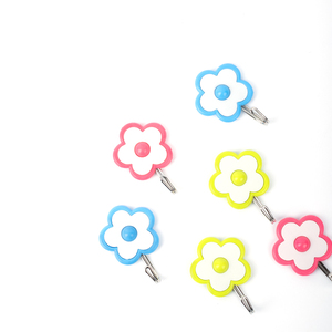 Quatre ensembles de crochets adhésifs résistants, sans perçage, en plastique, imperméables, avec un design floral coloré et créatif, pour la décoration de la chambre à coucher et du salon - Product Image 3