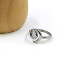 Vente en gros Plaqué or 18 carats, lunette de lune ronde tendance, ébauches de bague en acier inoxydable pour femmes, bijoux en résine