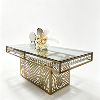 Table à manger en acier inoxydable avec plateau en verre épais et pendentif en cristal, base en piédestal découpée en spirale dorée
