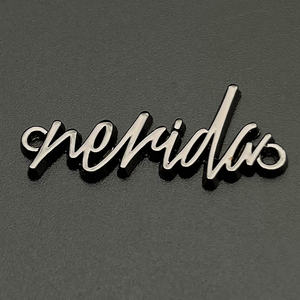 2023 personalizado 2 agujeros grabado Placa <span class=keywords><strong>de</strong></span> Metal Logo Metal marca privada carta placa Metal Logo <span class=keywords><strong>para</strong></span> accesorios <span class=keywords><strong>de</strong></span> <span class=keywords><strong>ropa</strong></span> - Product Image 4