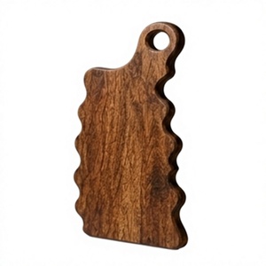 Tabla de cortar de madera de mango ondulada al por mayor, tabla de queso rústica de madera, paleta para servir alimentos y embutidos con orificio para colgar - Product Image 1