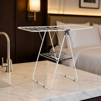 Étagère métallique pliable sur pied pour l'organisation des vêtements dans la salle de bain