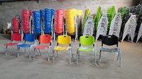 Chaise de formation empilable en plastique avec assise rembourrée et pieds thermolaqués noirs OK-508 pour salles de classe, conférences et sièges publics