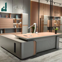 Scrivania Direzionale Moderna in Legno Verniciato Opaco |   Finitura Durevole per Ufficio Dirigenziale |   Dimensioni e Colori Personalizzati per Ordini all'Ingrosso
