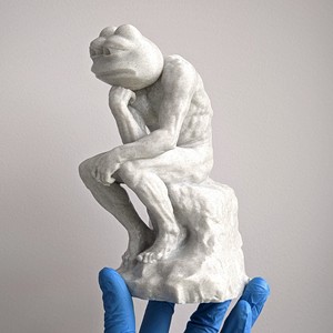 Figurine de grenouille Pepe le Penseur, sculpture en résine, gris doré, design contemporain, décoration de salon - Product Image 4