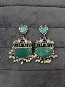 Boucles d'oreilles oxydées en pierre et perle de Monalisa à la mode avec finition argentée en laiton matériau principal bijoux de mode ethnique pour femmes - Product Image 2