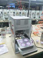 Machine de scellage manuelle à 6 cavités pour capsules K-Cup, populaire pour le scellage à chaud des capsules de café en aluminium et l'emballage de canettes et de films.