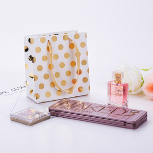 Bolsas de papel de lujo al por mayor con estampado de lunares brillantes en stock, con asas de cinta dorada y bolsas de regalo premium personalizables. - Product Image 4
