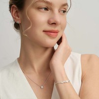 Parure de bijoux coordonnée Gemnel en argent 925 avec pendentif collier et mini-boucles d'oreilles clous, sertis de zircons cubiques ronds, style minimaliste