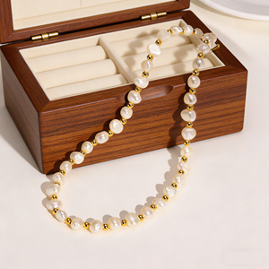 Exquisito Collar de Perlas de Agua Dulce Irregulares con Cadena Fina de Acero Inoxidable Chapado en Oro de 14K y Acero de Titanio - Product Image 1