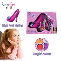 Vente en gros Ensemble de maquillage rose à talons hauts à deux couches Design haut de gamme Maison de jeu Série Cosmétiques Jouets Cadeaux pour les filles