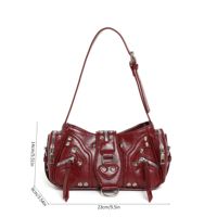 Tas Selempang Y2K Burgundy Rivet dengan Gesper Hati, Banyak Kantong Resleting Samping, Tali Selempang yang Dapat Disesuaikan, Bahan Kulit Berlapis Lilin, Tahan Air