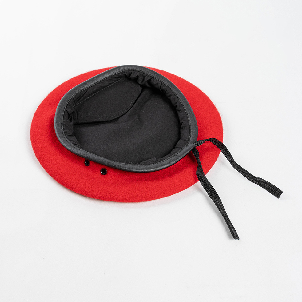 Bordure en cuir rouge