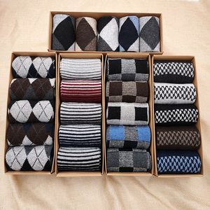 <span class=keywords><strong>Chaussettes</strong></span> Décontractées Homme en Gros, Lot de 5 Paires en Coffret Cadeau, Couleurs Unies, Motifs Rayés et Carreaux, Mi-bas Décontractés - Product Image 2