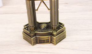 Modèle en métal des Tours Petronas - Artisanat emblématique de KL, Malaisie, Souvenir de voyage et figurine de décoration intérieure - Product Image 3