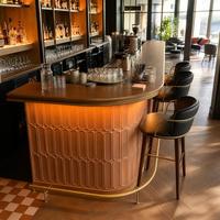 Comptoir de bar en bois courbé avec panneau cannelé et rail de pied en laiton, comptoir de réception personnalisé pour café et restaurant