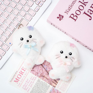 Lindo Llavero de Peluche de Foca Blanca con Lazo y Decoración Floral, Adorable Animal de Peluche Suave para Bolsos - Product Image 1