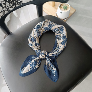 Nouveau châle en polyester à imprimé numérique version coréenne pour femme, style sophistiqué, 70 cm, polyvalent, décontracté, carré, pour voyage, photo, décoratif, vente en gros - Product Image 4