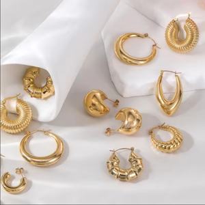 Pendientes de Aro Gruesos de Acero Inoxidable con Baño de Oro PVD de 18k, Diseño Retorcido, Lisos e Hipoalergénicos para Mujer, Venta al por Mayor a Granel - Product Image 3