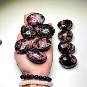 หินโรโดไนต์ธรรมชาติทรงปาล์ม หินแกะสลักด้วยมือสำหรับบรรเทาความวิตกกังวล คลายเครียด บำบัดด้วยเรกิ ของสะสม ตกแต่งบ้าน - Product Image 5