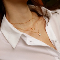 VEWANT Collier moderne minimaliste en laiton plaqué or 18 carats, résistant au ternissement, avec micro-zircones étincelantes et chaîne trombone cadenas, vente en gros