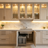 Armoire de cuisine Shaker en bois clair CBMmart avec bande LED, îlot cascade en marbre, cuisine personnalisée pour l'intérieur de villa