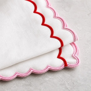 Servilletas Clásicas de Algodón Blanco con Borde Festoneado Rojo, Cuadradas, Hechas a Mano, Decoración de Mesa - Product Image 2