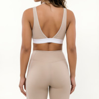 Set Yoga Wanita: Bra Olahraga Halter Berlapis Dua Warna Kontras dengan Legging Bergaris dan Detail Binding Kontras