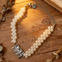 1. Bracelet en perles blanches tressées avec un charme rectangulaire géométrique en argent et des strass, élégant bracelet pour femmes