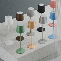 Lampe de table LED moderne pour la décoration de chambre à coucher, 3 couleurs, variateur tactile progressif, corps en aluminium, abat-jour en métal, LED à piles pour la lecture