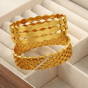Bracelets Chunky en Acier Inoxydable Plaqué Or Personnalisés, Style Simple et Tendance, Bijoux pour Femmes - Product Image 4
