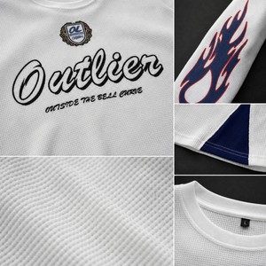 T-shirt à manches longues en tricot gaufré Yingling, blanc crème, avec motif graphique Outlier Script, style streetwear, col rond, épaules tombantes, OEM ODM, vente en gros - Product Image 6