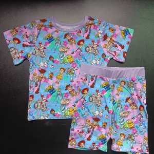 Set Due Pezzi per Neonati in Fibra di Bambù con Motivi Cartoon, Spedizione Casuale, Confezione Regalo Misteriosa, Abbigliamento Estivo Traspirante e Carino - Product Image 1