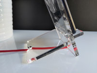 Fabrik-Großhandel Maßgefertigter Laser-geschnittener Plexiglas-Handyhalter mit Schlitzstruktur, Acryl-Handyständer, Display-Ständer