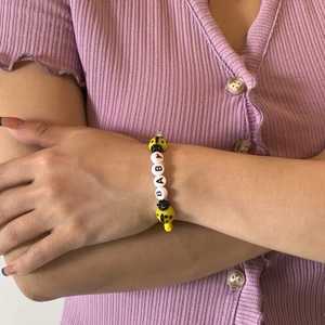 Verano fresco amarillo mariquita inicial bebé cuentas de cristal acrílico semilla pulsera con cuentas para mujer - Product Image 1