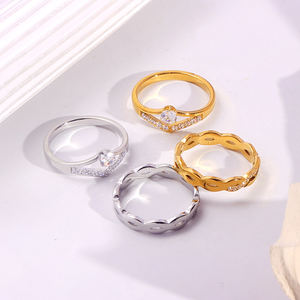 Vente <span class=keywords><strong>en</strong></span> gros Bagues solitaires <span class=keywords><strong>en</strong></span> acier inoxydable plaqué or 18 carats avec zircon cubique CZ Bijoux de couleur à la mode pour femmes - Product Image 3