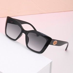 Gafas de Sol Personalizadas para Mujer 8674A, Lentes de PC con Protección UV400, Estilo Instagram, Montura Pequeña, Diseño Europeo Americano - Product Image 4