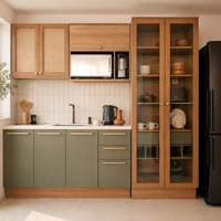 Ensemble de meubles de cuisine scandinave moderne sur mesure avec portes shaker vert sauge, armoires murales en rotin et rangement en verre pour garde-manger